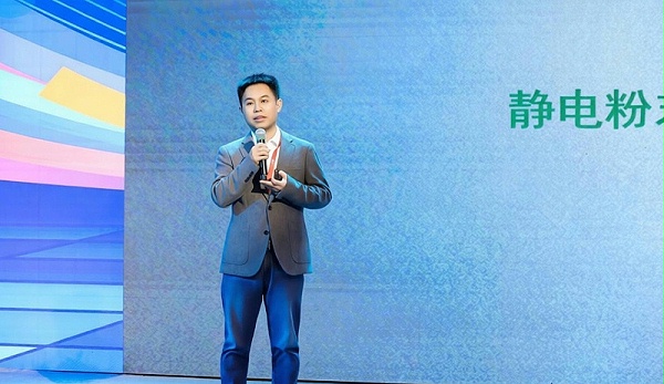 阿米纳彩涂板总经理在彩涂板产业链大会上发表主题演讲