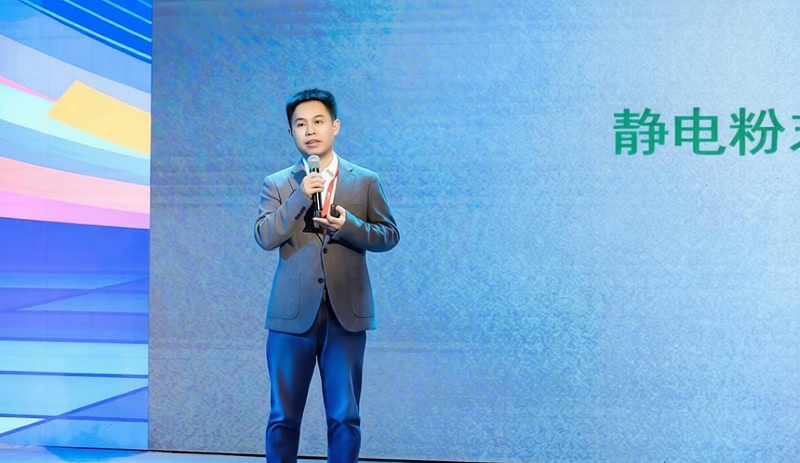 阿米纳彩涂板总经理在彩涂板产业链大会上发表主题演讲